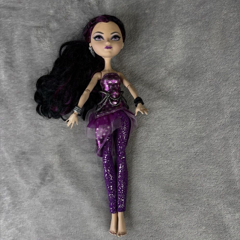 Ever After‎ High Raven Queen Doll Legacy Day Daughter Evil Queen Silver chain